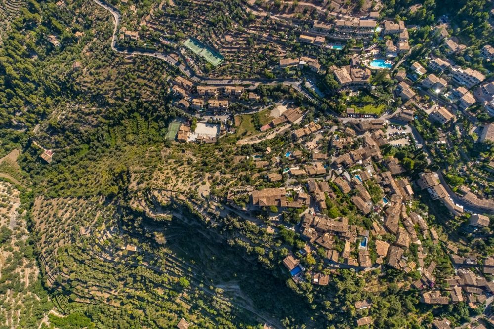 Deia aus der Vogelperspektive: Ortsansicht im Talbereich in Deia in Balearische Insel Mallorca, Spanien