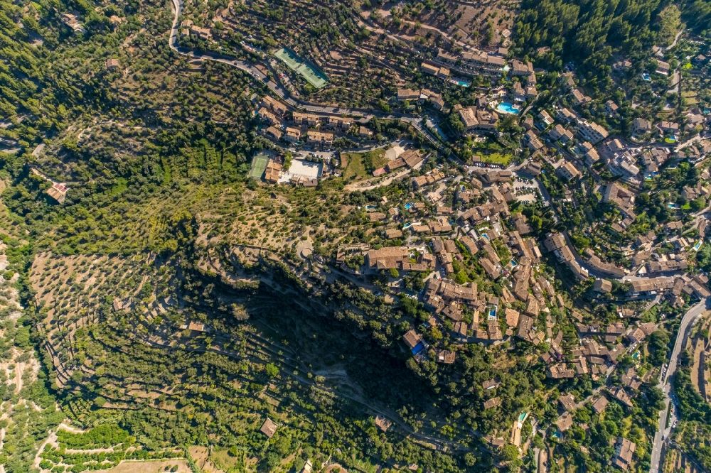 Luftbild Deia - Ortsansicht im Talbereich in Deia in Balearische Insel Mallorca, Spanien