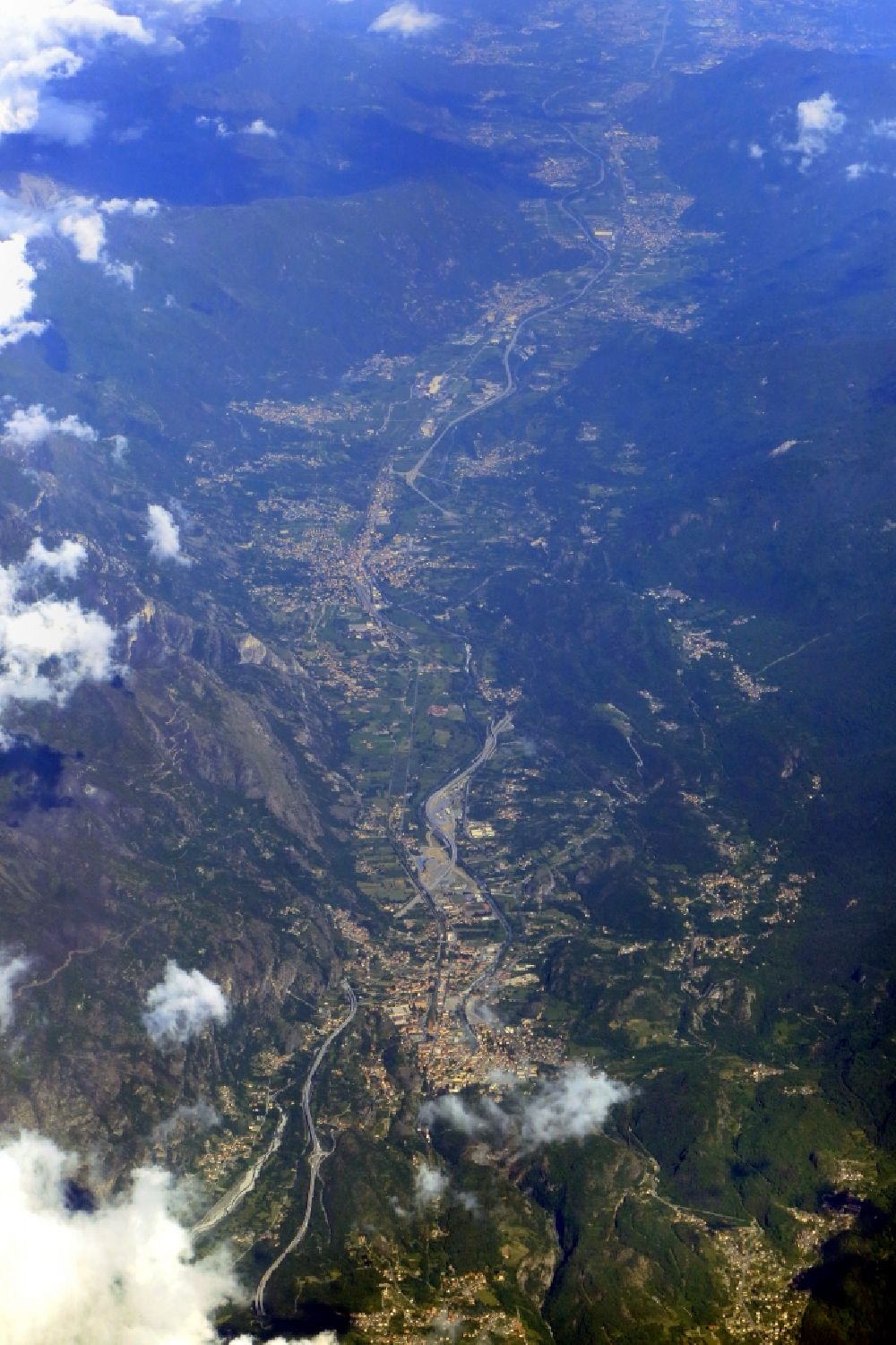 Luftbild Susa - Ortsansicht im Talbereich der Dora Riparia in Susa in Piemont, Italien