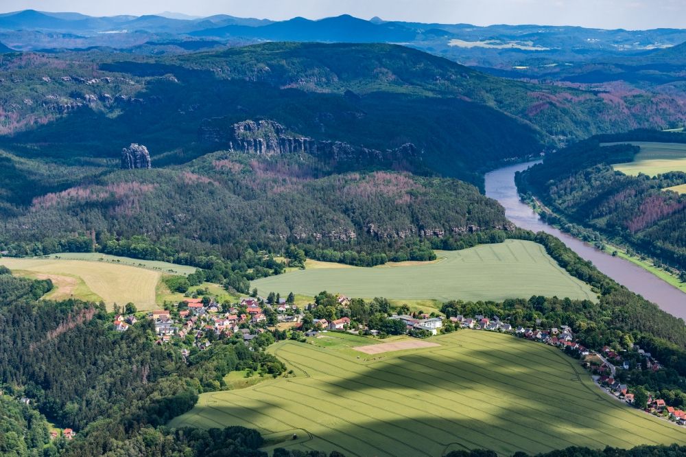 Ostrau von oben - Ortsansicht im Talbereich des Elbsandsteingebirge an der Elbe in Ostrau im Bundesland Sachsen, Deutschland