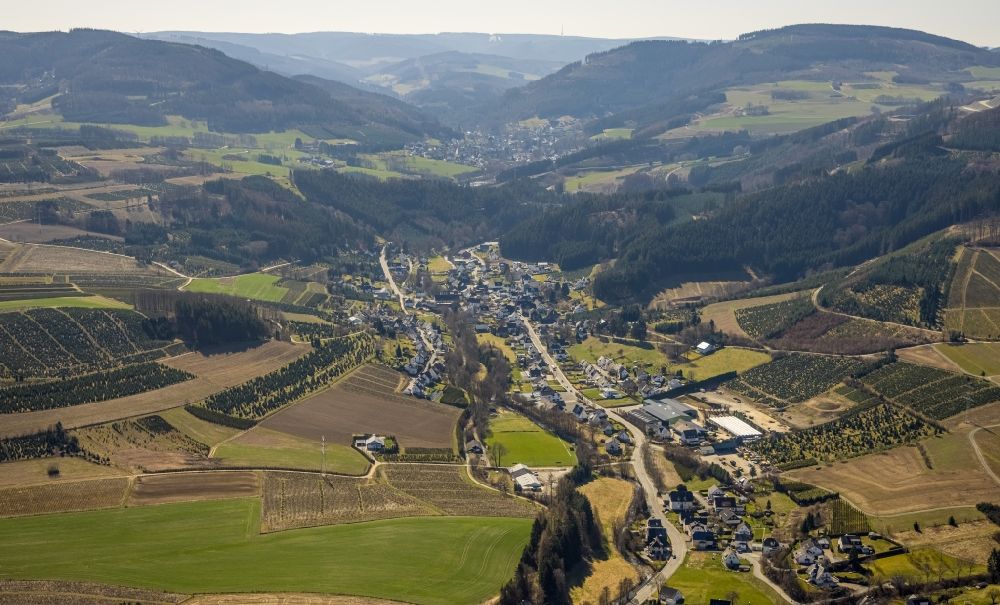 Luftaufnahme Heringhausen - Ortsansicht im Talbereich in Heringhausen im Bundesland Nordrhein-Westfalen, Deutschland