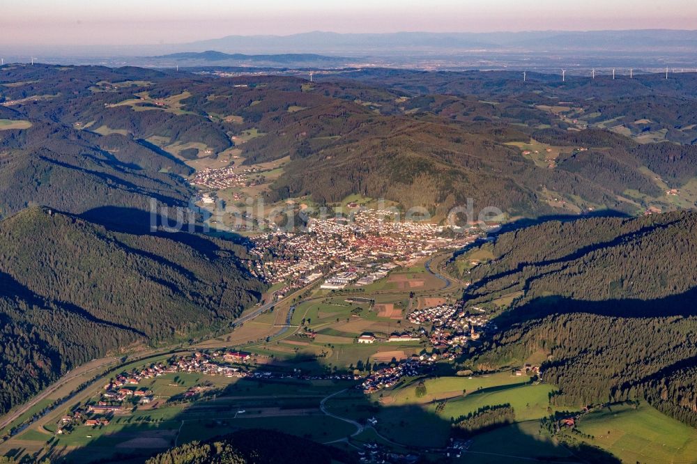 Luftaufnahme Haslach im Kinzigtal - Ortsansicht im Talbereich der Kinzig in Haslach im Kinzigtal im Bundesland Baden-Württemberg, Deutschland