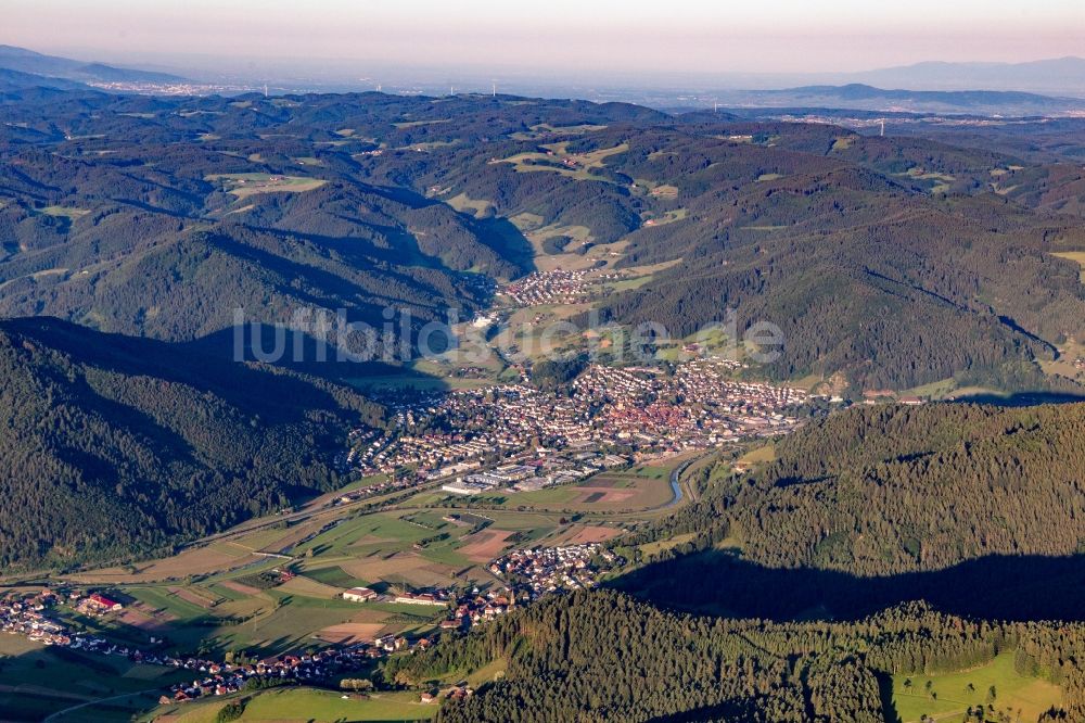 Haslach im Kinzigtal von oben - Ortsansicht im Talbereich der Kinzig in Haslach im Kinzigtal im Bundesland Baden-Württemberg, Deutschland