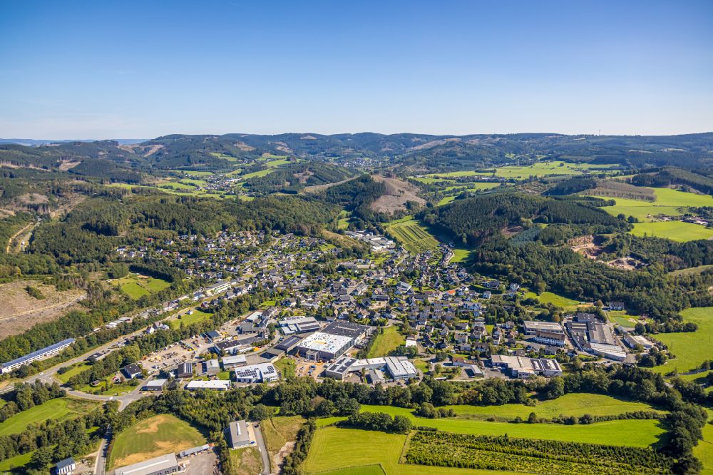 Luftaufnahme Kirchhundem - Ortsansicht im Talbereich in Kirchhundem im Bundesland Nordrhein-Westfalen, Deutschland