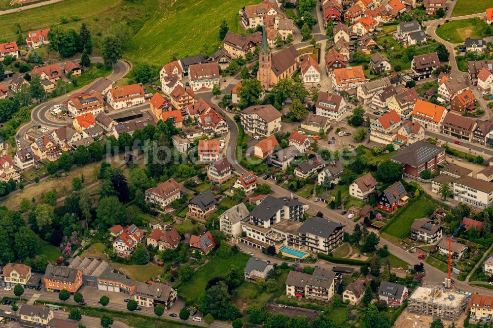 Luftaufnahme Baiersbronn - Ortsansicht im Talbereich des Murgtal im Schwarzwald in Baiersbronn im Bundesland Baden-Württemberg, Deutschland