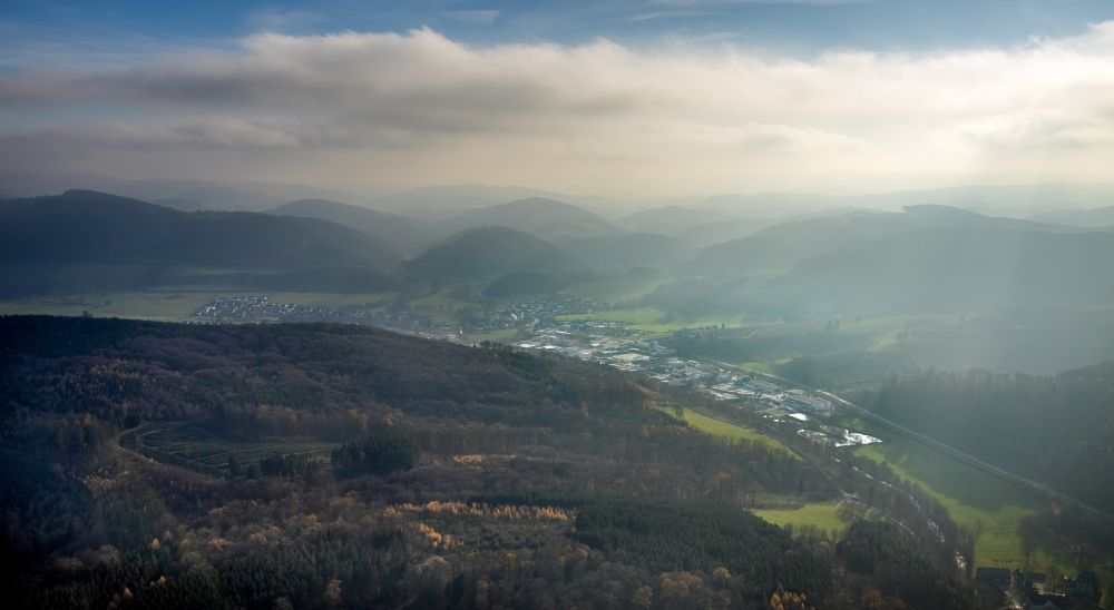 Bremke aus der Vogelperspektive: Ortsansicht im Talbereich mit Nebel- und Wolken- Schicht in Bremke im Bundesland Nordrhein-Westfalen, Deutschland