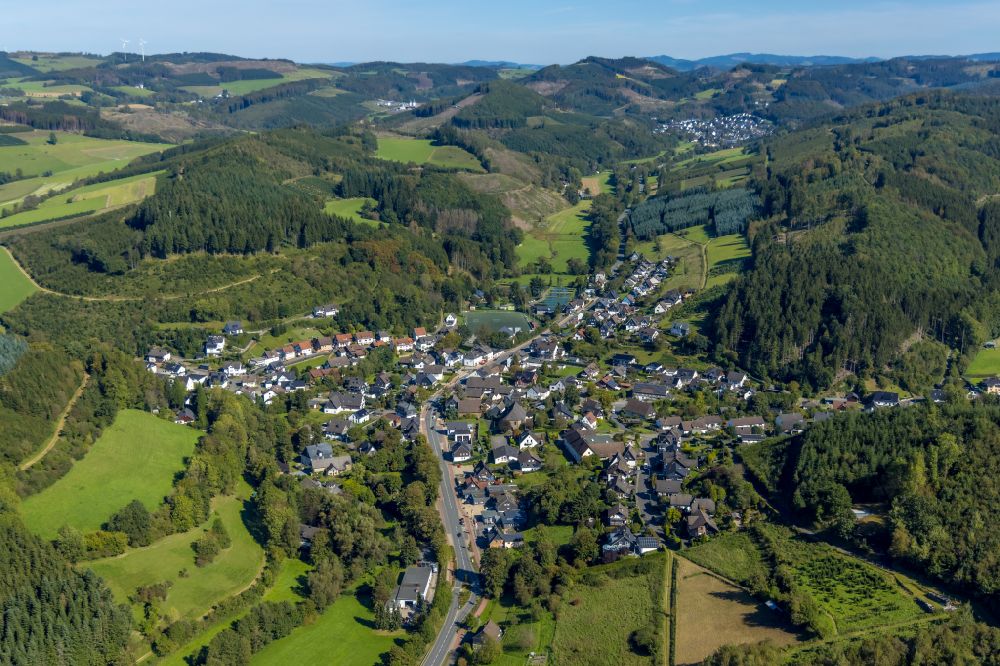 Oberelspe aus der Vogelperspektive: Ortsansicht im Talbereich in Oberelspe im Bundesland Nordrhein-Westfalen, Deutschland