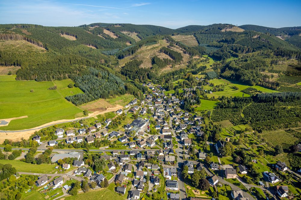 Oberhundem aus der Vogelperspektive: Ortsansicht im Talbereich in Oberhundem im Bundesland Nordrhein-Westfalen, Deutschland