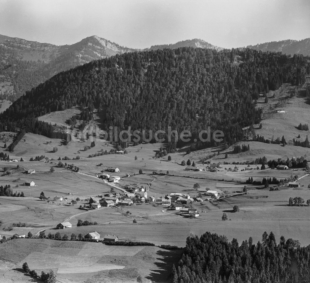 Oberstaufen von oben - Ortsansicht im Talbereich im Ortsteil Steibis in Oberstaufen im Bundesland Bayern, Deutschland
