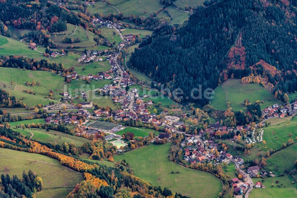 Simonswald von oben - Ortsansicht im Talbereich in Simonswald im Bundesland Baden-Württemberg, Deutschland