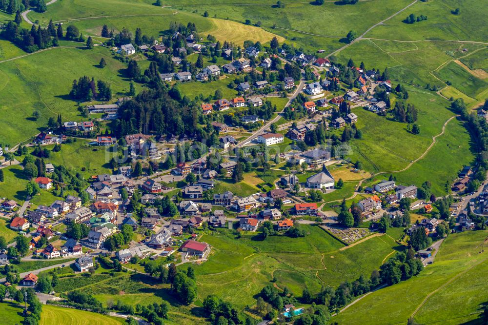 Luftaufnahme Todtnauberg - Ortsansicht im Talbereich in Todtnauberg im Bundesland Baden-Württemberg, Deutschland