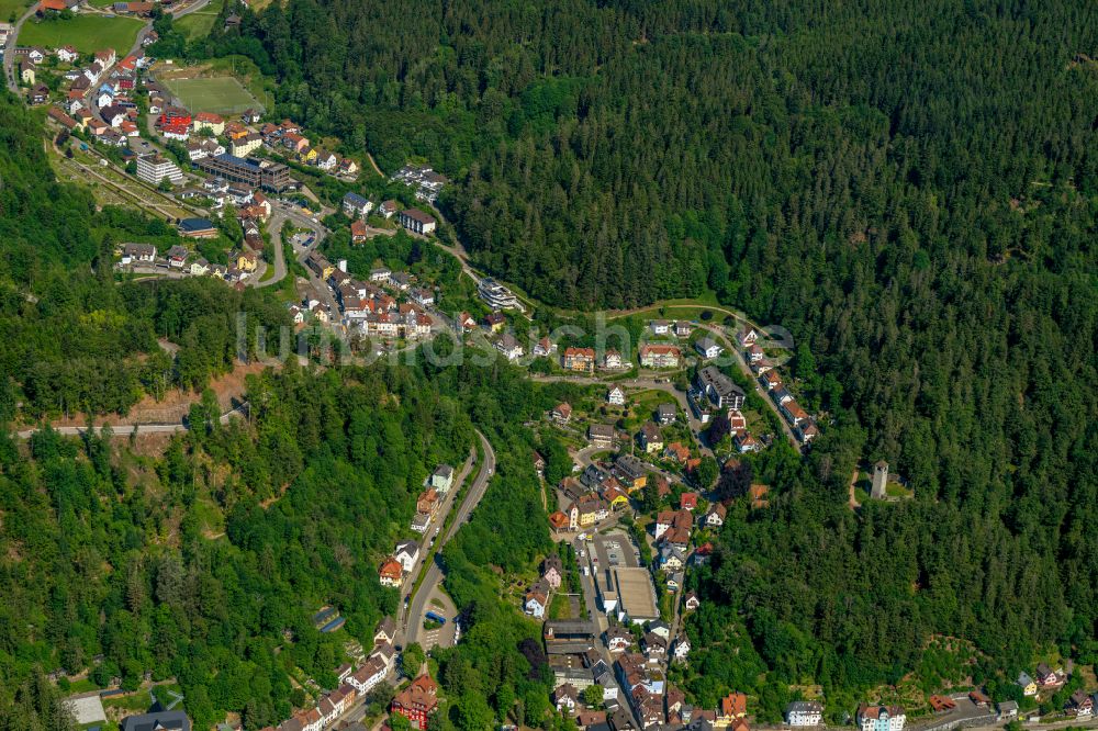 Triberg im Schwarzwald von oben - Ortsansicht im Talbereich in Triberg im Schwarzwald im Bundesland Baden-Württemberg, Deutschland