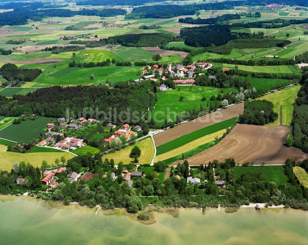 Chieming aus der Vogelperspektive: Ortsansicht am Ufer des Chiemsees von Arlaching im Bundesland Bayern, Deutschland