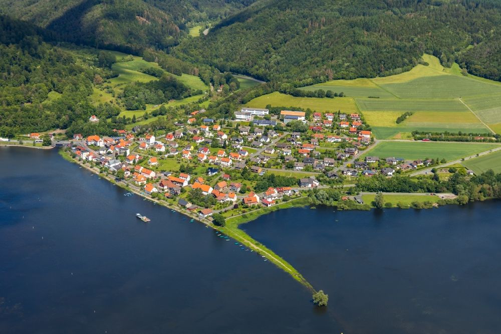 Luftaufnahme Herzhausen - Ortsansicht am Uferbereich der Eder in Herzhausen im Bundesland Hessen, Deutschland
