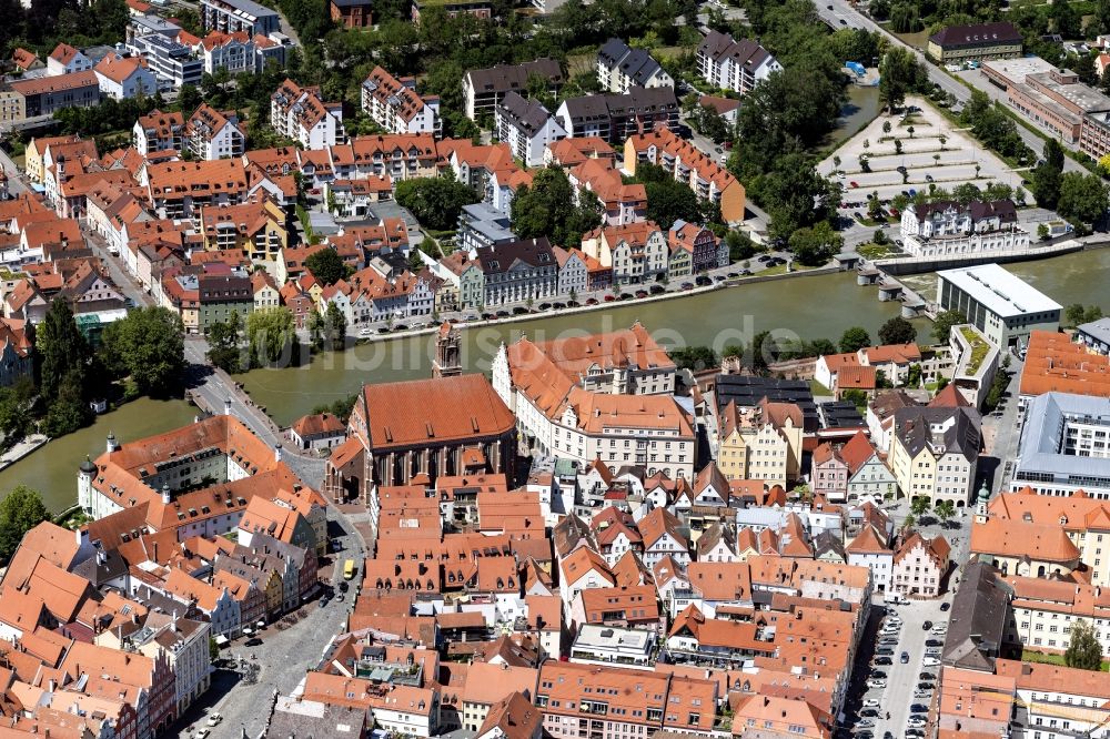 Luftaufnahme Landshut - Ortsansicht am Uferbereich des Isar - Flußverlaufes in Landshut im Bundesland Bayern, Deutschland