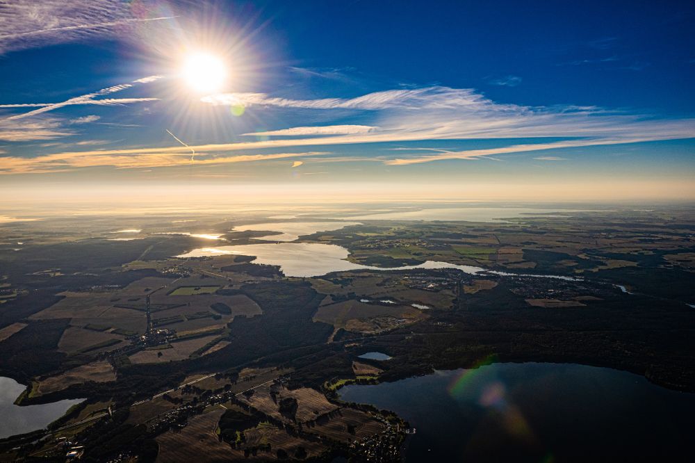 Luftbild Malchow - Ortsansicht am Uferbereich des Malchower See mit Blick auf Fleesensee in Malchow im Bundesland Mecklenburg-Vorpommern, Deutschland