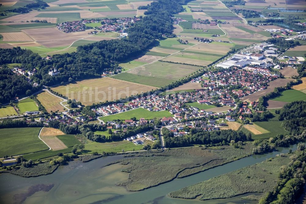 Luftaufnahme Weixerau - Ortsansicht am Uferbereich des Mittlere-Isar-Kanal in Weixerau im Bundesland Bayern, Deutschland