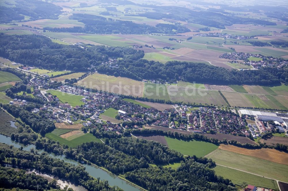 Weixerau aus der Vogelperspektive: Ortsansicht am Uferbereich des Mittlere-Isar-Kanal in Weixerau im Bundesland Bayern, Deutschland