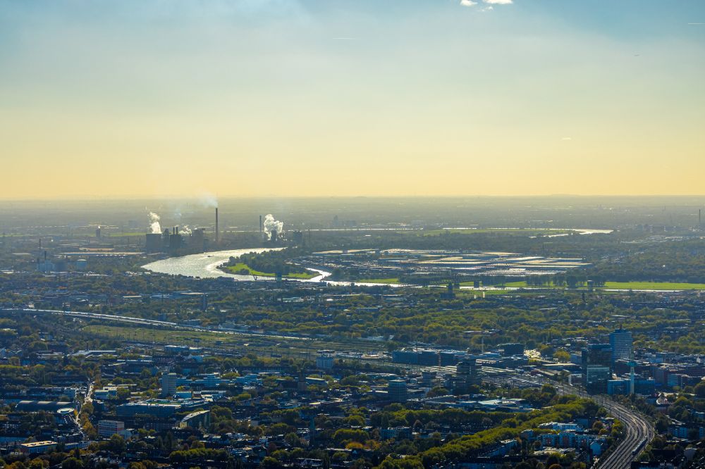 Luftaufnahme Duisburg - Ortsansicht am Uferbereich des Rhein - Flußverlaufes in Duisburg im Bundesland Nordrhein-Westfalen, Deutschland