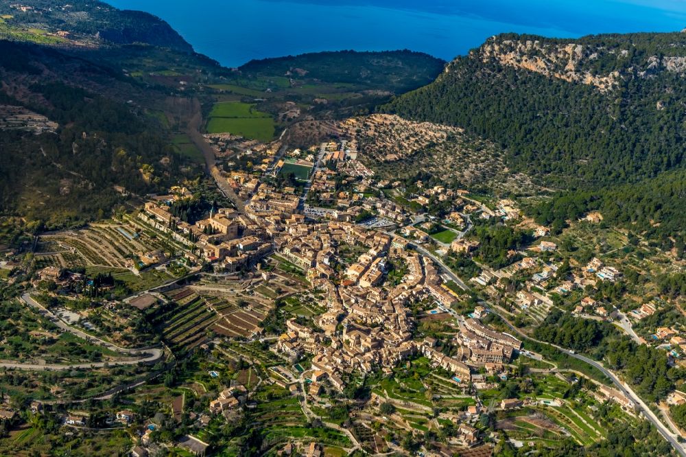Valldemossa von oben - Ortsansicht in Valldemossa in Balearische Insel Malorca, Spanien