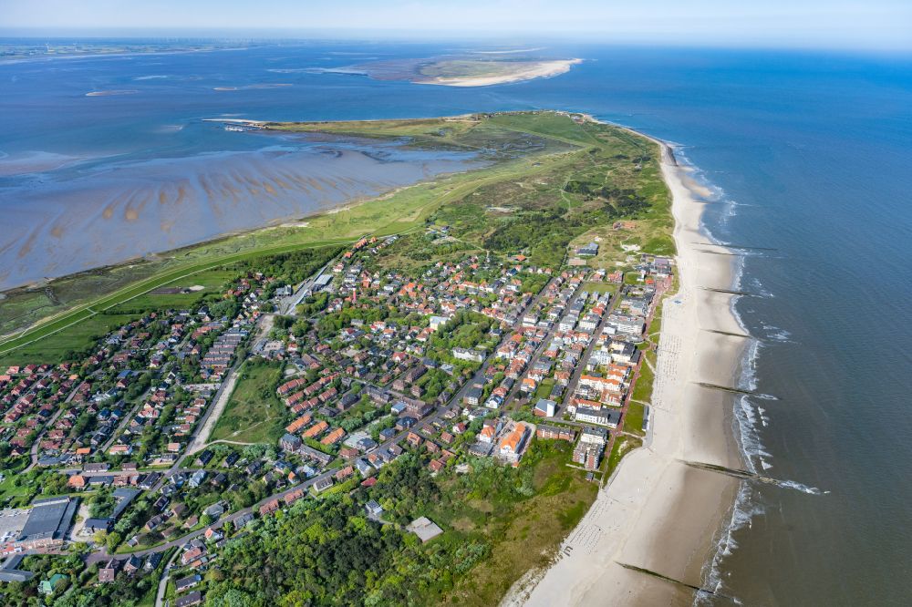 Luftaufnahme Wangerooge - Ortsansicht von Wangerooge auf der gleichnamigen Insel im Wattenmeer in der Nordsee im Bundesland Niedersachsen