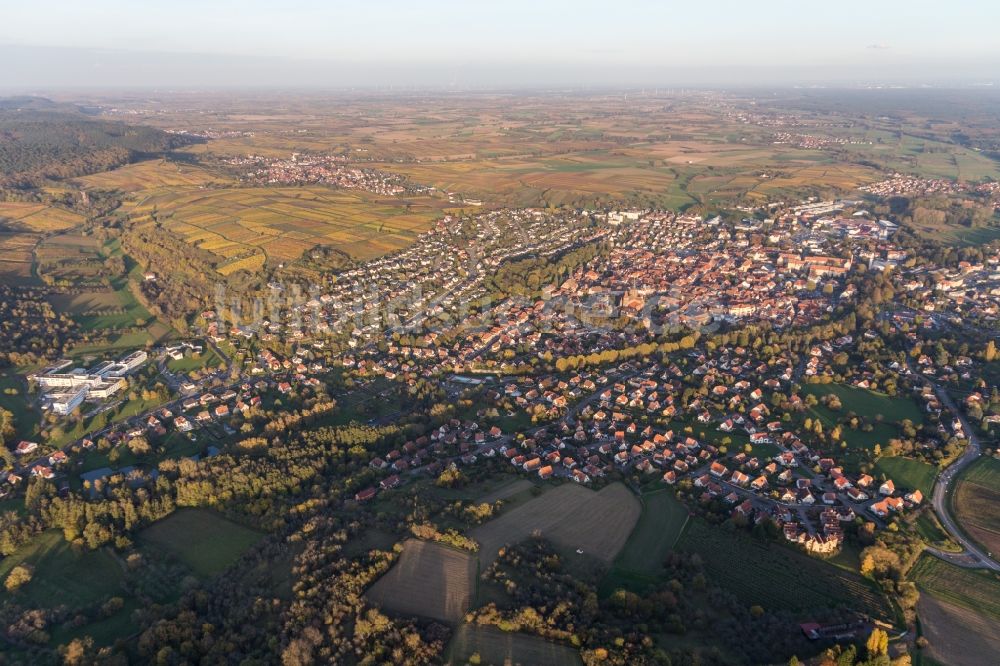 Wissembourg aus der Vogelperspektive: Ortsansicht vor den Weinbergen des Sonnenberg in Wissembourg in Grand Est, Frankreich