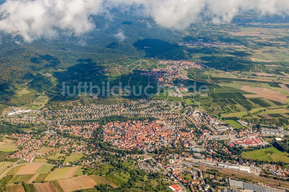 Luftaufnahme Wissembourg - Ortsansicht vor den Weinbergen des Sonnenberg in Wissembourg in Grand Est, Frankreich