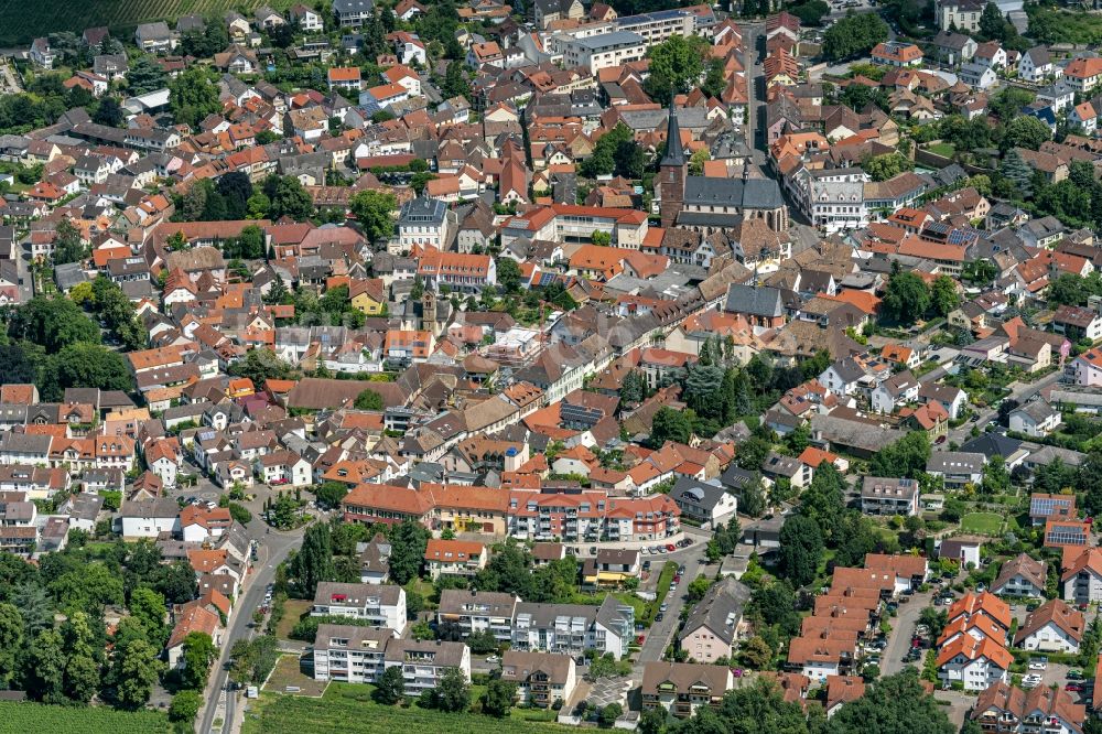 Luftaufnahme Deidesheim - Ortsansicht des Weinortes Deidesheim im Bundesland Rheinland-Pfalz, Deutschland
