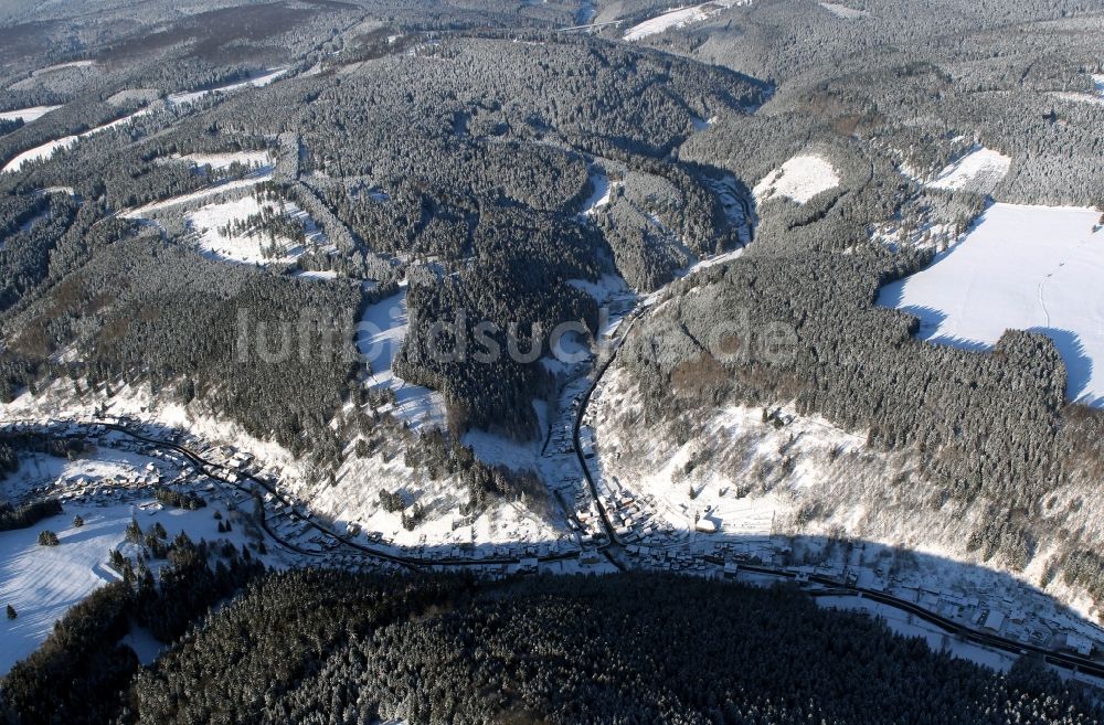 Goldisthal von oben - Ortsansicht des winterlich schneebedeckten Goldisthal und seiner hügeligen Landschaft im Bundesland Thüringen