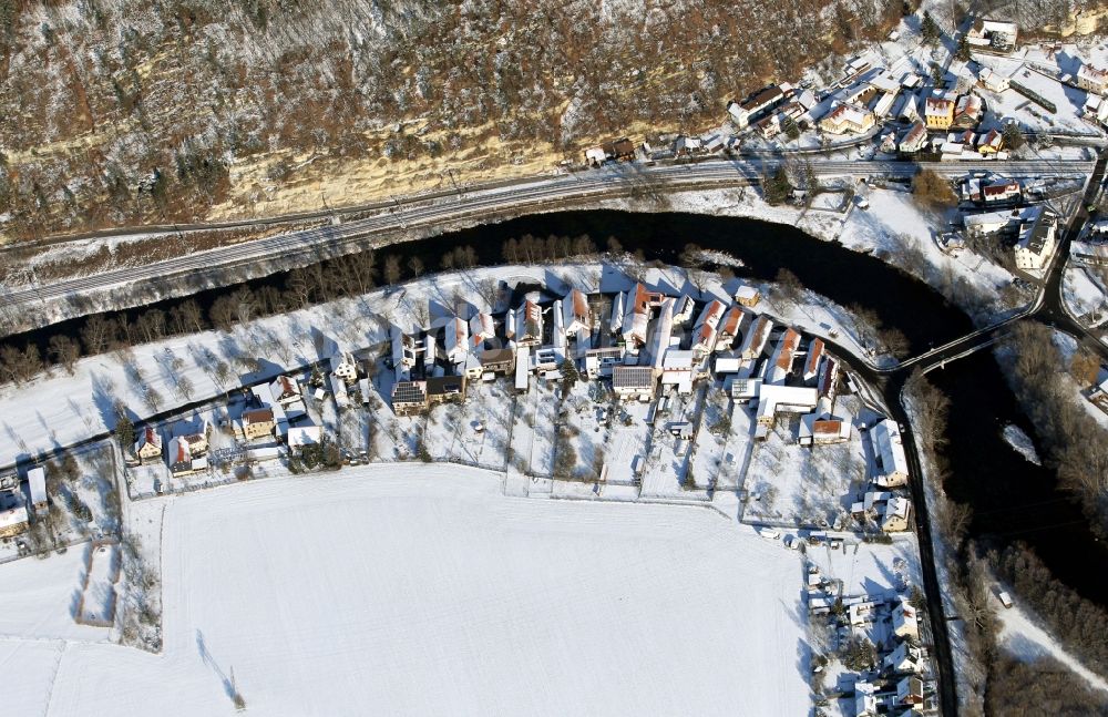 Luftbild Saalfeld/Saale - Ortsansicht des winterlich schneebedeckten Ortes Remschütz am Ufer des Flusses Saale im Bundesland Thüringen