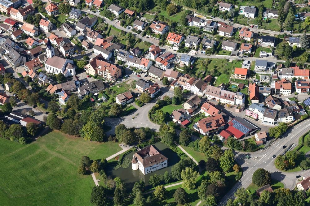 Luftaufnahme Inzlingen - Ortsansicht von Winzlingen im Bereich des Wasserschlosses im Bundesland Baden-Württemberg, Deutschland