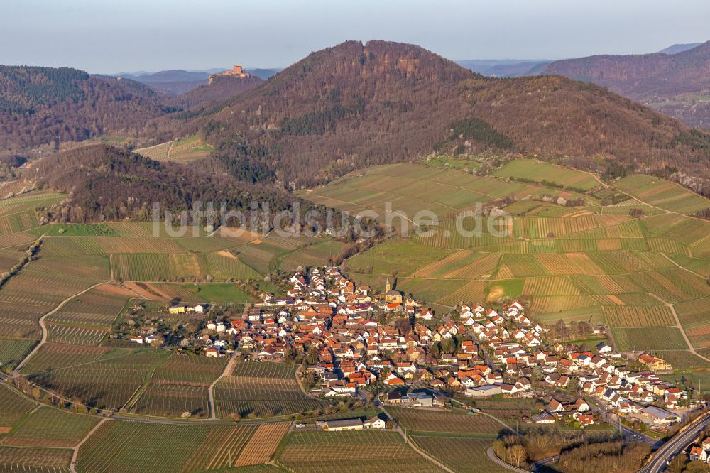 Luftaufnahme Birkweiler - Ortsbereich am Weinbaugebiet in Birkweiler im Bundesland Rheinland-Pfalz, Deutschland