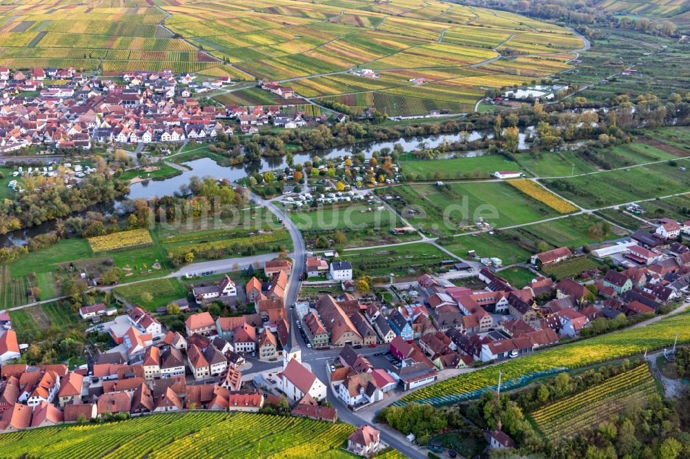 Escherndorf aus der Vogelperspektive: Ortsbereich am Weinbaugebiet in Escherndorf im Bundesland Bayern, Deutschland