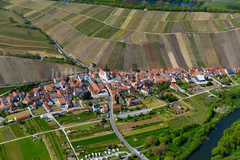Escherndorf von oben - Ortsbereich am Weinbaugebiet in Escherndorf im Bundesland Bayern, Deutschland