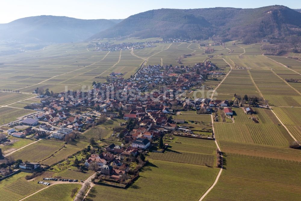 Rhodt unter Rietburg von oben - Ortsbereich am Weinbaugebiet in Rhodt unter Rietburg im Bundesland Rheinland-Pfalz, Deutschland