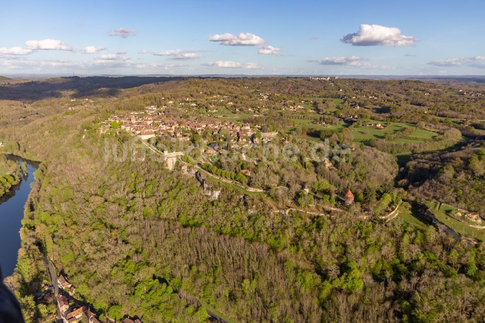 Luftbild Domme - Ortschaft über den Uferhängen der Dordogne in Domme in Nouvelle-Aquitaine, Frankreich