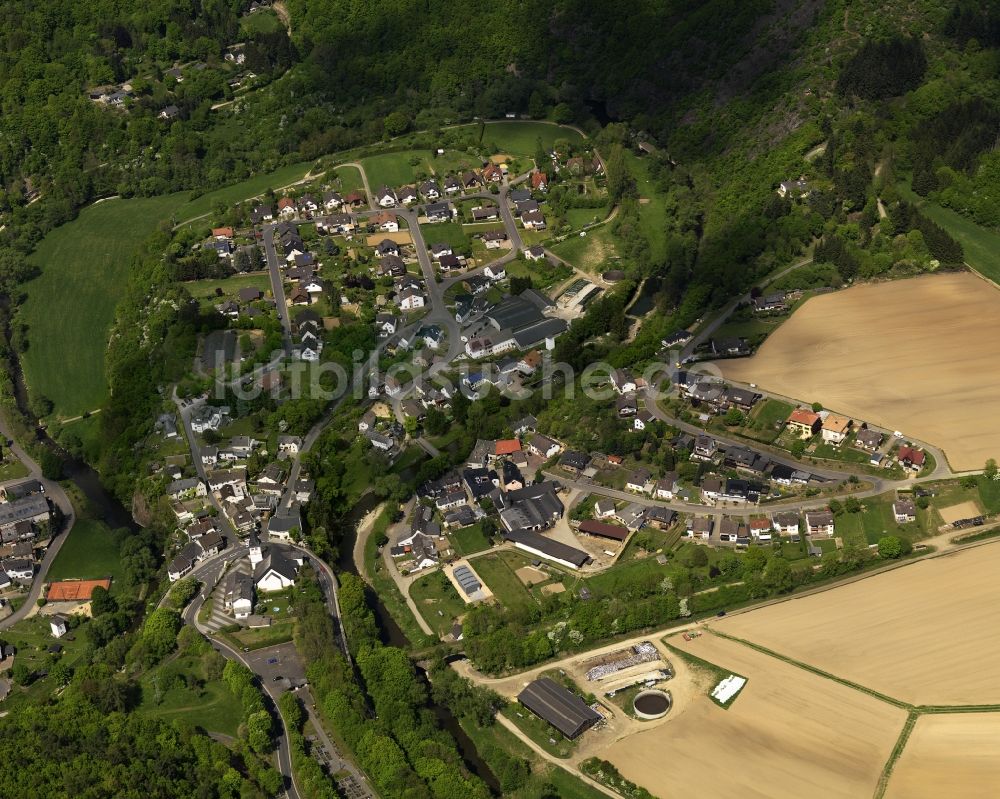 Luftaufnahme Schuld - Ortschaft an den Fluss- Uferbereichen der Ahr in Schuld im Bundesland Rheinland-Pfalz, Deutschland