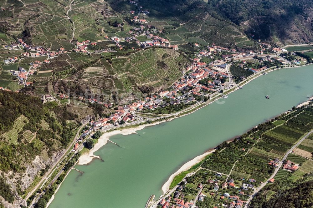 Luftaufnahme Spitz - Ortschaft an den Fluss- Uferbereichen der Donau in Spitz in Niederösterreich, Österreich