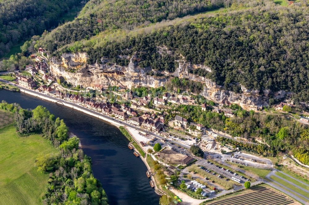 Luftbild La Roque-Gageac - Ortschaft an den Fluss- Uferbereichen der Dordogne mit Château de la Malartrie in La Roque-Gageac in Nouvelle-Aquitaine, Frankreich