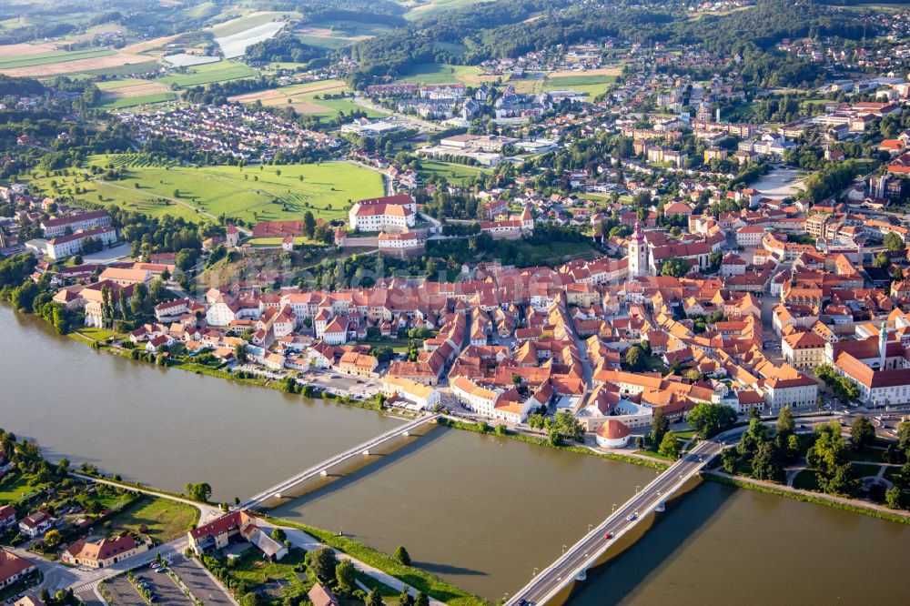 Luftaufnahme Ptuj - Ortschaft an den Fluss- Uferbereichen der Drau/Dravo mit Fußgänger- und Auto-Brücken in Ptuj in Slowenien