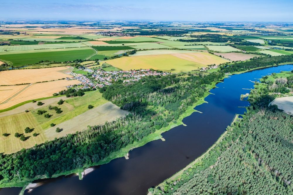 Luftaufnahme Breitenhagen - Ortschaft an den Fluss- Uferbereichen Elbe in Breitenhagen im Bundesland Sachsen-Anhalt, Deutschland