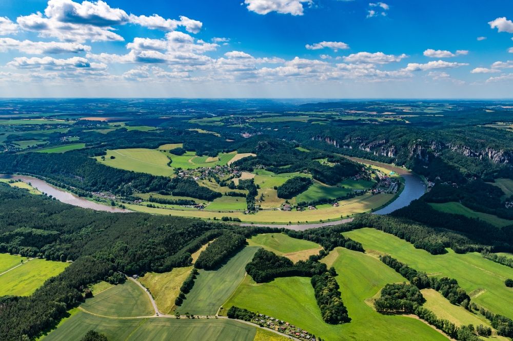 Rathen von oben - Ortschaft an den Fluss- Uferbereichen Elbe am Elbsandsteingebirge in Rathen im Bundesland Sachsen, Deutschland