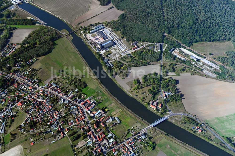 Güsen von oben - Ortschaft an den Fluss- Uferbereichen der Elbe-Havel-Kanal in Güsen im Bundesland Sachsen-Anhalt, Deutschland