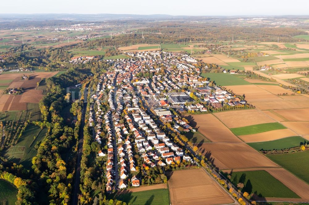Luftbild Höfingen - Ortschaft an den Fluss- Uferbereichen der Glems in Höfingen im Bundesland Baden-Württemberg, Deutschland