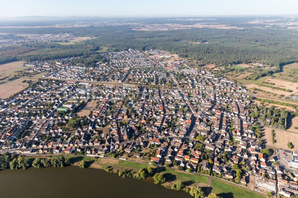 Hainburg aus der Vogelperspektive: Ortschaft an den Fluss- Uferbereichen in Hainburg im Bundesland Hessen, Deutschland