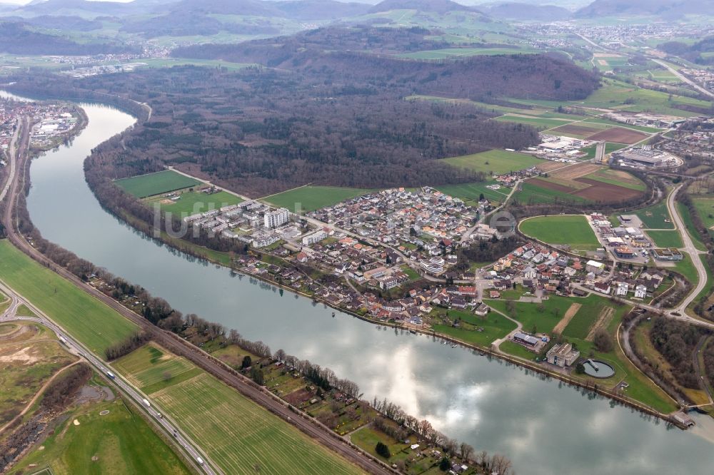 Sisseln von oben - Ortschaft an den Fluss- Uferbereichen des Hochrhein in Sisseln im Kanton Aargau, Schweiz