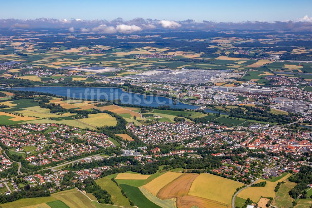 Luftaufnahme Dingolfing - Ortschaft an den Fluss- Uferbereichen der Isar in Dingolfing im Bundesland Bayern, Deutschland