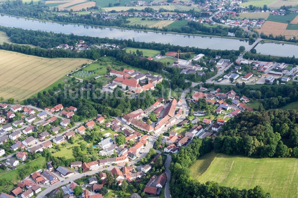 Luftaufnahme Niederviehbach - Ortschaft an den Fluss- Uferbereichen der Isar in Niederviehbach im Bundesland Bayern, Deutschland