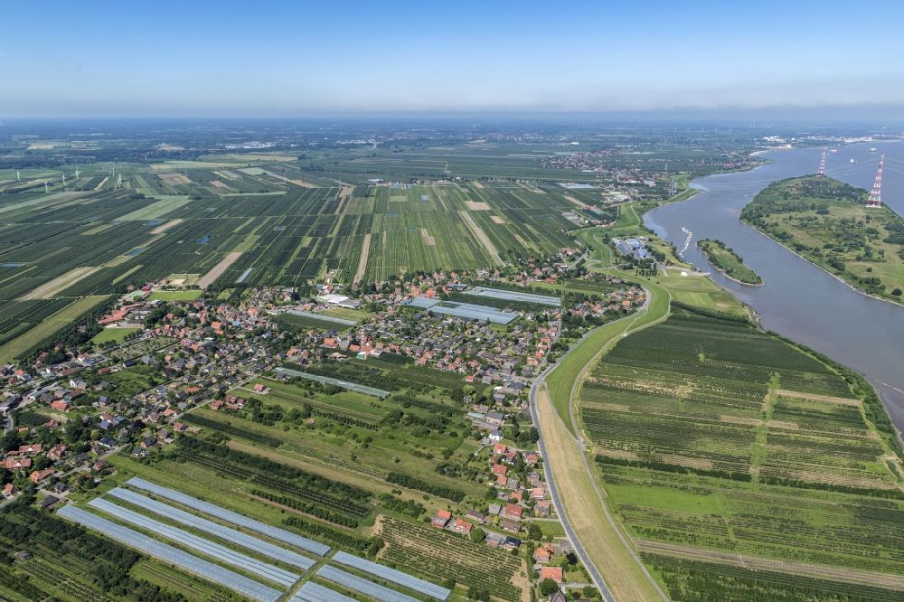 Luftaufnahme Grünendeich - Ortschaft an den Fluss- Uferbereichen Lühe in Grünendeich Altes Land an der Elbe im Bundesland Niedersachsen, Deutschland