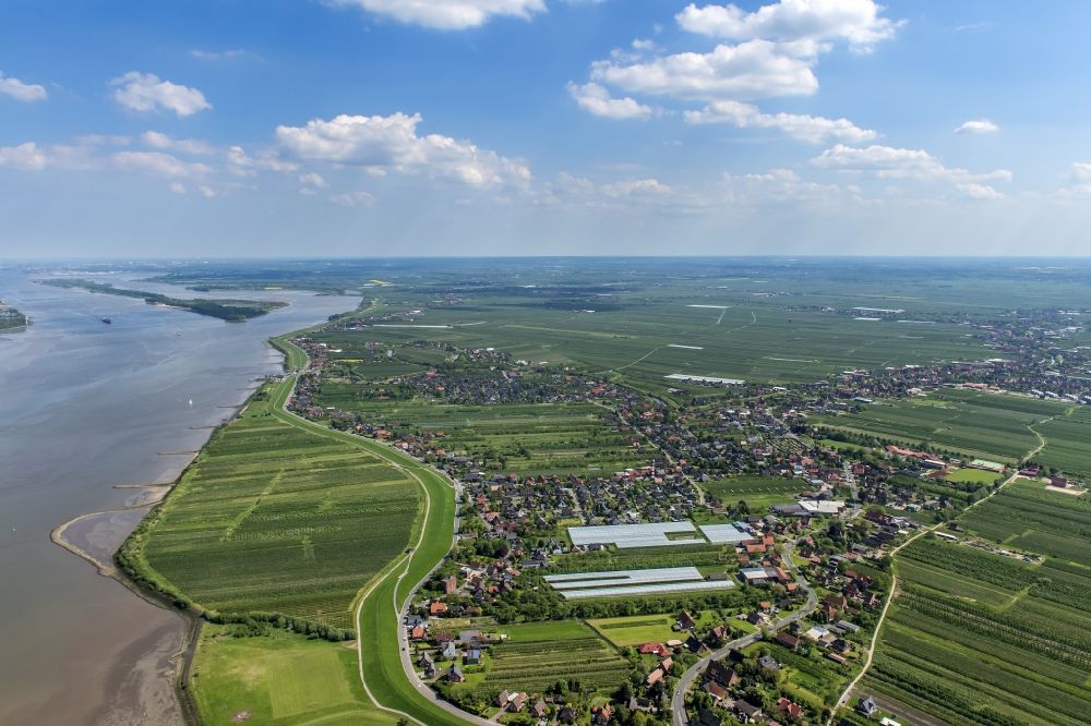 Grünendeich von oben - Ortschaft an den Fluss- Uferbereichen Lühe in Grünendeich Altes Land an der Elbe im Bundesland Niedersachsen, Deutschland
